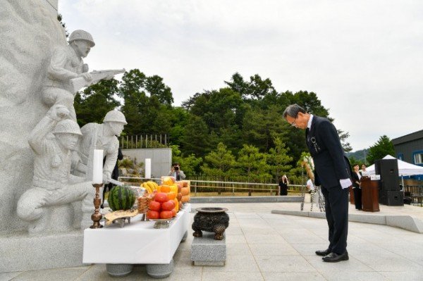 영주-6-3 박남서 영주시장이 헌화·분향을 한뒤 묵념을 하고 있다.jpg