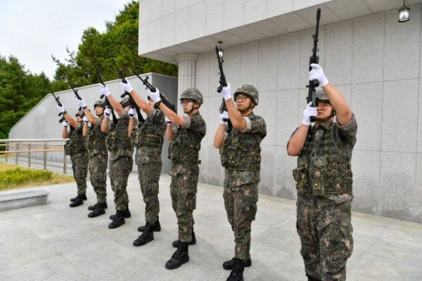 영주-6-2 3260부대원들이 조총발사를 하고 있다.jpg