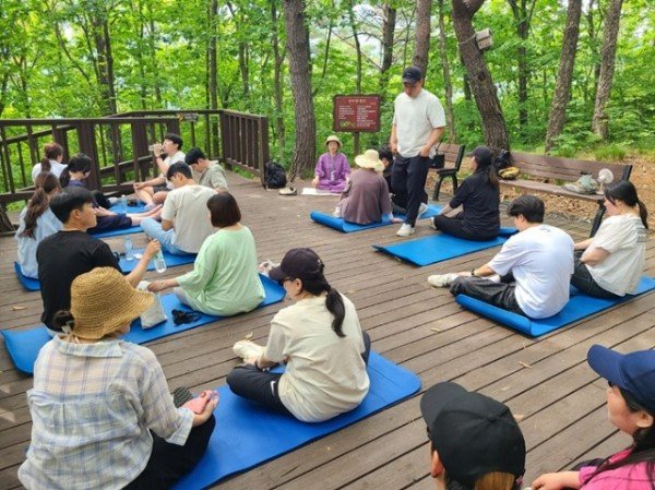 영주-4-3 프로그램에 참가한 임신부부들이 숲속 명상을 체험하고 있다.jpg