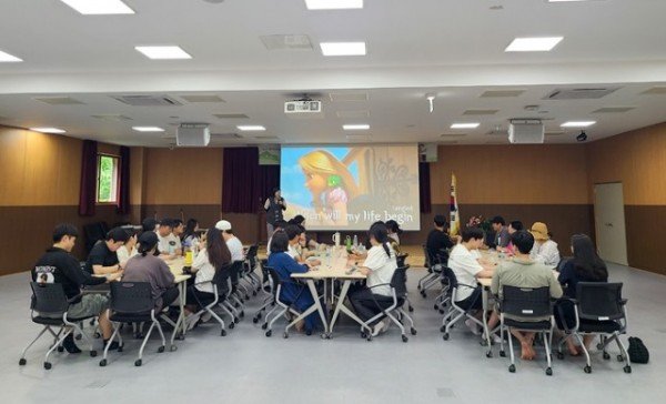 영주-4-2 프로그램에 참가한 임신부부들이 출산용품(쪽쪽이 클립)을 만들고 있다.jpg