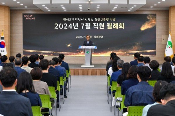 영주-1 박남서 영주시장이 7월 직원 월례회에서 2주년 기념사를 하고 있다.jpg
