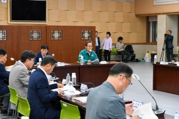 영주-1-2 박남서 영주시장이 빈틈없는 축제준비를 주문하고 있다.jpg