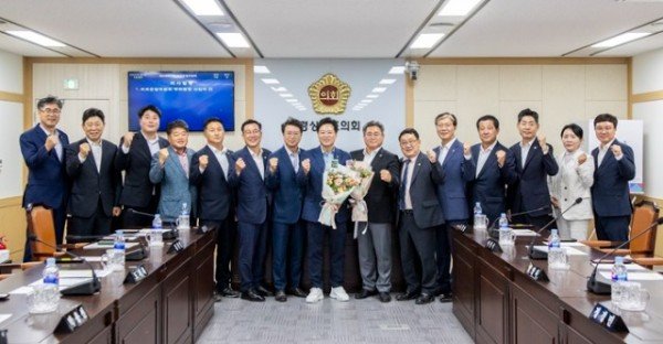 2024.07.05 의회운영위원회 단체사진_4_보도자료.jpg