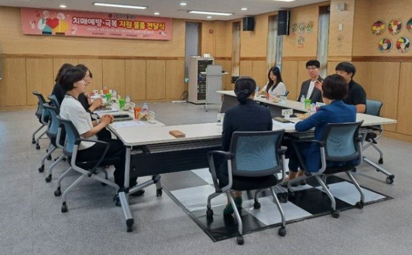 [건강증진과] LG디스플레이  굿네이버스 치매 극복 물품 기탁 3.JPG