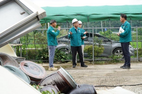 사진2_임상섭 산림청장(가운데) 대전 서구 원정동 산사태 피해 현장 점검.jpg