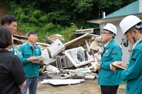 사진3_임상섭 산림청장(오른쪽 두번째) 대전 서구 원정동 산사태 피해 현장 점검.jpg