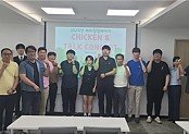 사진_창업 지원 특화 교육프로그램 참가자들이 화이팅을 외치고 있다.jpg