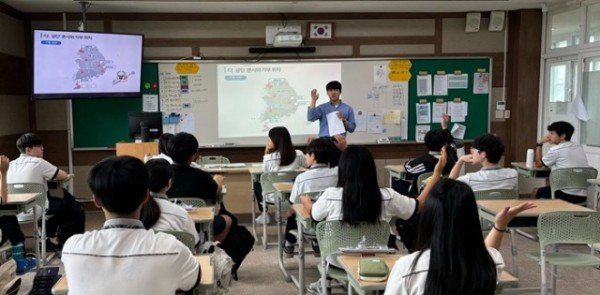 [보도사진] 공무원연금공단, 안덕중 1학년 진로체험 교육 실시.jpg