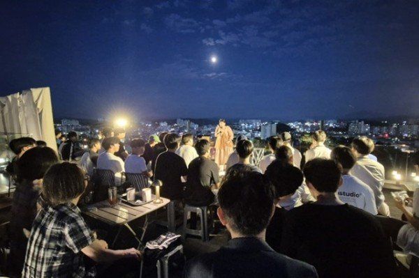 영주-7-3 2부에서 진행된 퓨전국악인 손땅콩의 공연 모습.jpg