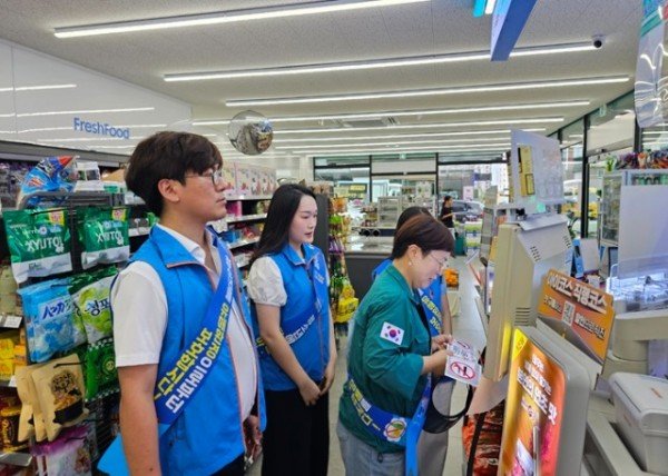 영주-7-2 캠페인 참가자들이 편의점을 방문해 청소년 유해환경 개선 활동 동참을 당부하고 있다.jpg