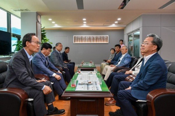 영주-1-2 박남서 영주시장(왼쪽)과 오도창 영양군수 등 양 시군 참석자들이 환담을 나누고 있다.jpg
