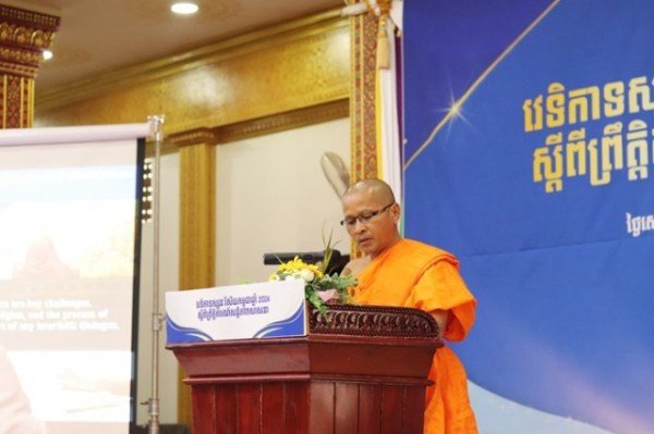 1. 6월 29일 짝 앙그레 끄라옴 파고다(Chak Angre Krom Pagoda) 사원에서 2024 캄보디아 종교 평화 비전 포럼이 열린 가운데 주최자인 속 분트은 국립 불교 교육 총감찰부 불교고등교육부 부장스님이 환영사를 하고 있다..jpg