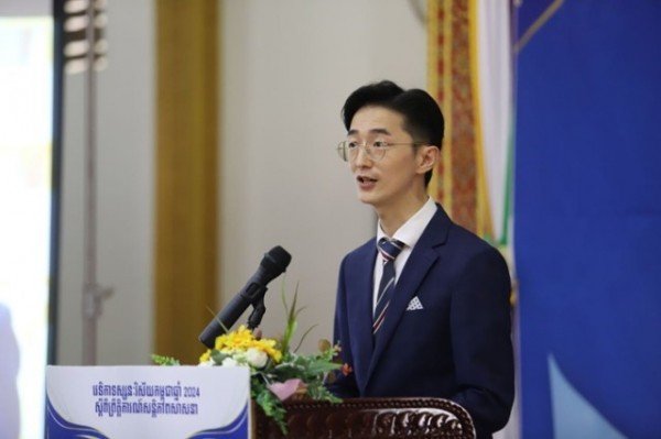 3. 6월 29일 짝 앙그레 끄라옴 파고다(Chak Angre Krom Pagoda) 사원에서 2024 캄보디아 종교 평화 비전 포럼이 열린 가운데 신천지 캄보디아교회 담임강사가 발제하고 있다..jpg