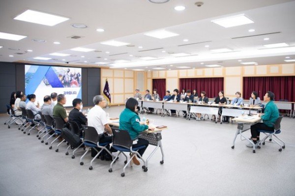 [가족정책과]구미시 기업체 외국인력 채용실태 조사 연구용역 최종보고회(사진1).jpg