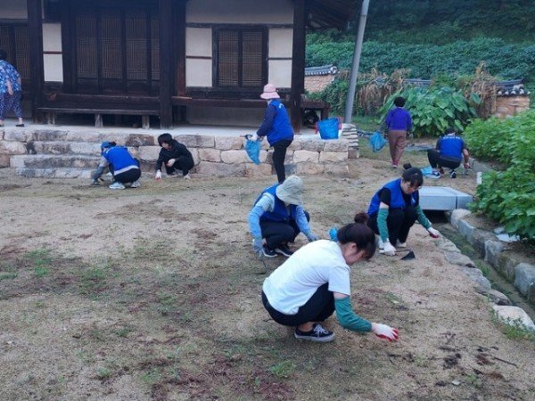 영주-7-2 하망동 바르게살기위원회 회웓들이 유연당 주변 환경정비를 하고 있다.jpg