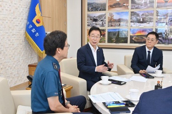 (추가)1.경북교육청, 디지털 성범죄 근절을 위해 경찰과 손잡아(임종식 교육감, 청소년 디지털 성범죄 근절을 위한 관계 기관 협의회 참석)(딥페이크 성범죄 공동 대응 방안을 논의중인 임종식 교육감)_01.jpg