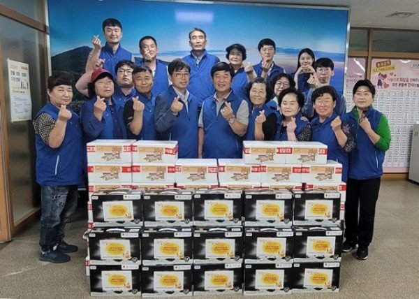 영주-17 상망동 지역사회보장협의체, 추석명절 취약계층 위문 기념사진.jpg