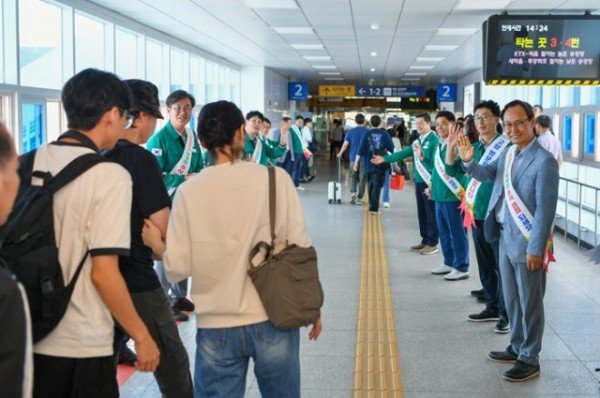 영주-4-6 박남서 영주시장과 김병시 영주시의회의장 이하 시의원들이 귀성객을 환영하고 있다.jpg