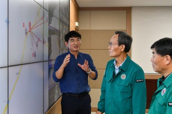 영주-4-2 박남서 영주시장과 김병기 영주시의회 의장이 CCTV관제센터를 방문했다.jpg