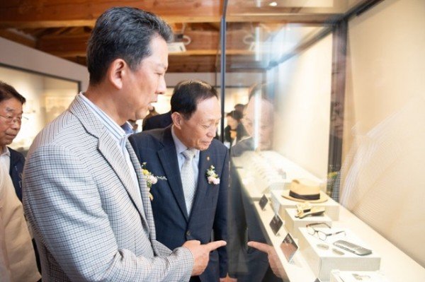 [문화예술과]창랑 장택상 선생 컬렉션 개막식_전시 관람.jpg