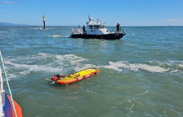 A씨를 인양하는 해경.jpg