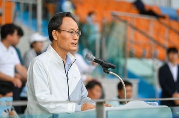 영주-1-5 제45회 영주시민체육대회에서 박남서 영주시장이 축사를 하고 있다.jpg
