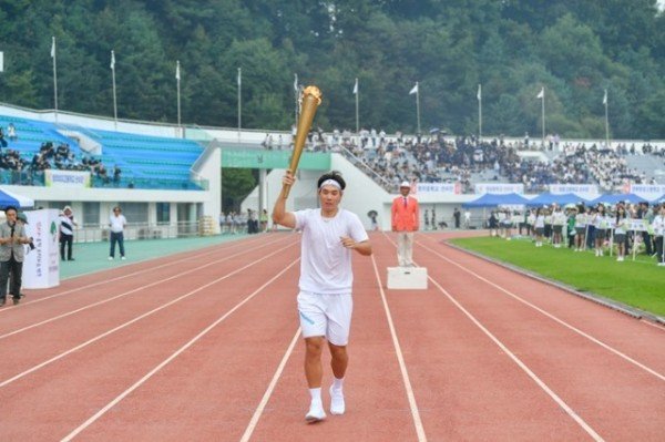 영주-1-3 영주제일고등학교 박준선 선수가 성화를 들고 달리고 있다.jpg