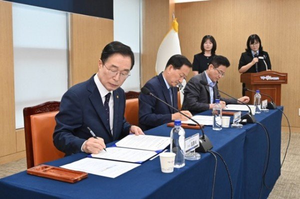 1.경북교육청, 경상북도_방송통신심의위원회와 디지털성범죄영상물 공동 대응 업무협약 체결(딥페이크 불법 영상물 범죄 엄정 대응 및 피해구제 통합지원 협약)_01.jpg