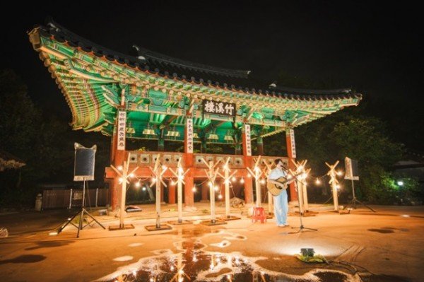 영주-3-2 지난 8월 선비촌에서 진행된 야간 캠핑체험 공연 모습.jpg