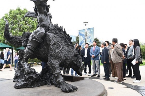 블리자드 회사 상징은 워크래프트 동상 앞에서 촬영_왼쪽부터 구미상공회의소 회장(윤재호) 구미시장 경상북도 메타AI과학국장(이정우) 구미문화재단 대표(이한석).jpg
