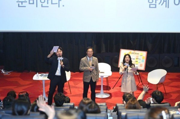 2.경북교육청, ‘2024 제1회 교육 공감 Talk’ 개최(선생님과 교육감의 따뜻한 교육 공감 이야기)(교사들과 소통중인 임종식 교육감)_04.jpg