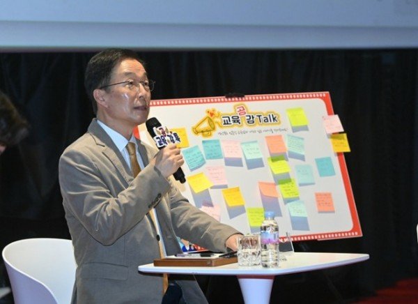 2.경북교육청, ‘2024 제1회 교육 공감 Talk’ 개최(선생님과 교육감의 따뜻한 교육 공감 이야기)(교사들과 소통중인 임종식 교육감)_03 (1).jpg