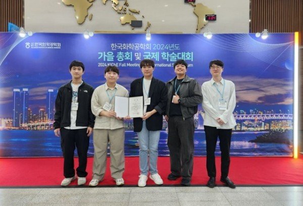 좌측부터 금연희, 이상혁, 강동국, 이창근 학생, 전성권 교수.jpg