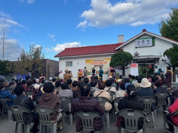 04의성군제공 문학광장 시낭송회 사진 (2).jpg