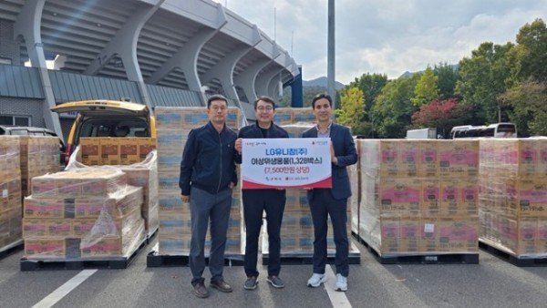 [복지정책과]LG유니참(주)  건강하고 행복한 일상을 응원하는 기부 이어가(왼쪽부터 정상일 인사팀장  김동욱 생산부문장  강명천 복지정책과장).jpg