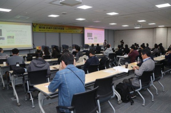 1101 제11회 21세기 인문가치포럼  2일 차 성료 (2).jpg