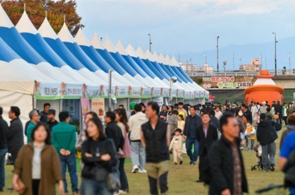 영주-1 _영주장날 농특산물대축제_ 문정둔치 행사장은 영주 농특산물을 구매하려는 방문객들로 북적이고 있다.jpg