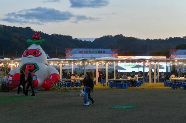영주-7 축제 방문객들이 문정둔치 행사장 취식존에서 영주먹거리와 함께 여유를 즐기고 있다.jpg