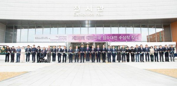 [문화예술과]정수대전(전시장 오픈  단체사진).jpg