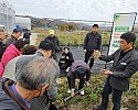 영주-3-1 시 농업기술센터 연구시험포장에서 _잔대 우량종근 생산 기술교육_이 진행되고 있다.jpg