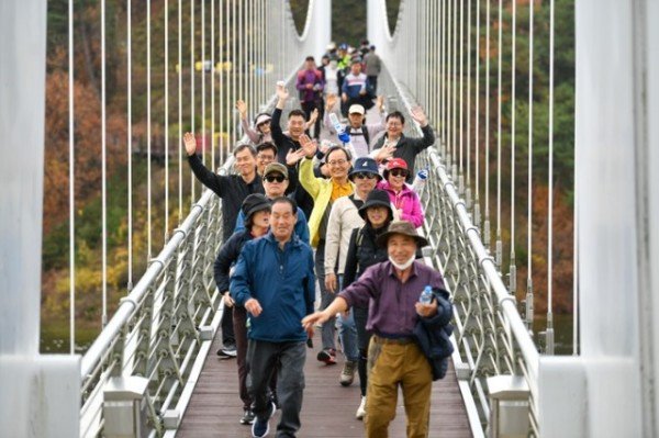 영주-1-6 박남서 영주시장 및 참여자들이 카메라를 보며 손을 흔들고 있다.jpg