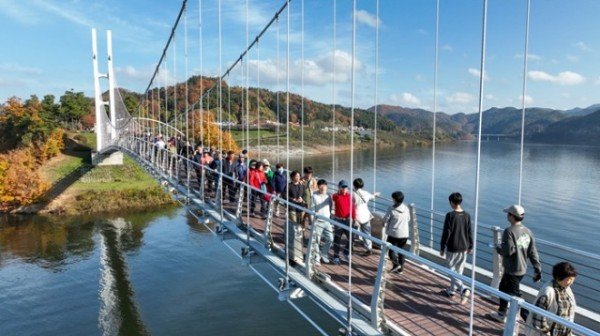 영주-1-2 영주댐 전국 건강걷기 대회 참여자들이 용두교를 걷고 있다.jpg