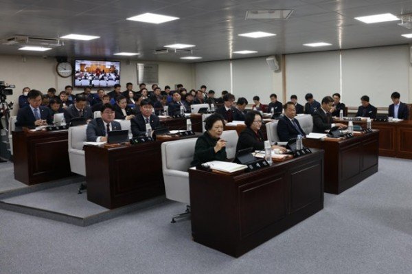 20241122 100611 제288회 제2차 정례회 제1차 본회의.jpg