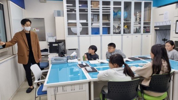 4.경북교육청, ‘수업전문가 육성 제도’ 운영을 통해 교실 수업 혁신 선도(초등교사 434명 ‘수업전문가’에 도전)(수업선도교사 수업공개 장면_울릉초등학교)_02.jpg