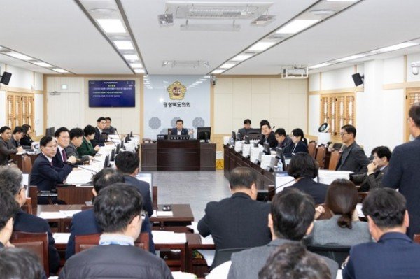 예산결산특별위원회_심사_사진.jpg