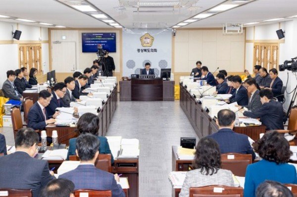 예산결산특별위원회_심사_사진1.jpg
