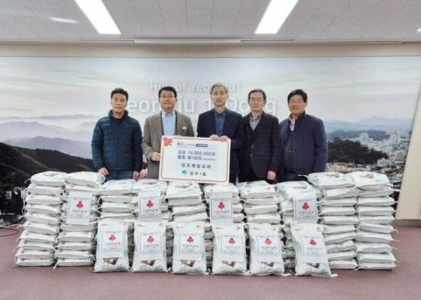 영주-6 영주제일교회, ‘희망2025 이웃돕기’ 성금 1000만 원과 백미 10kg 100포 기탁 기념사진.jpg