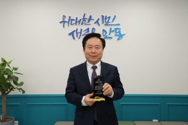 1222 권기창 안동시장  ‘지방행정 우수행정상’ 수상.JPG