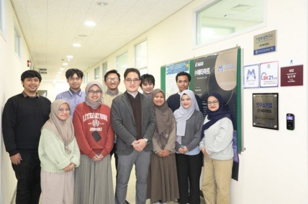 임기무 교수 연구실 학생들.jpg