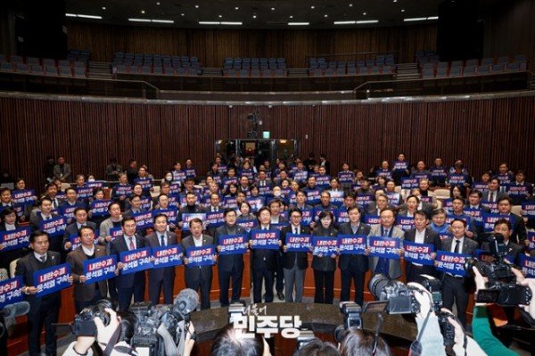 포토갤러리_의원총회_2.jpg